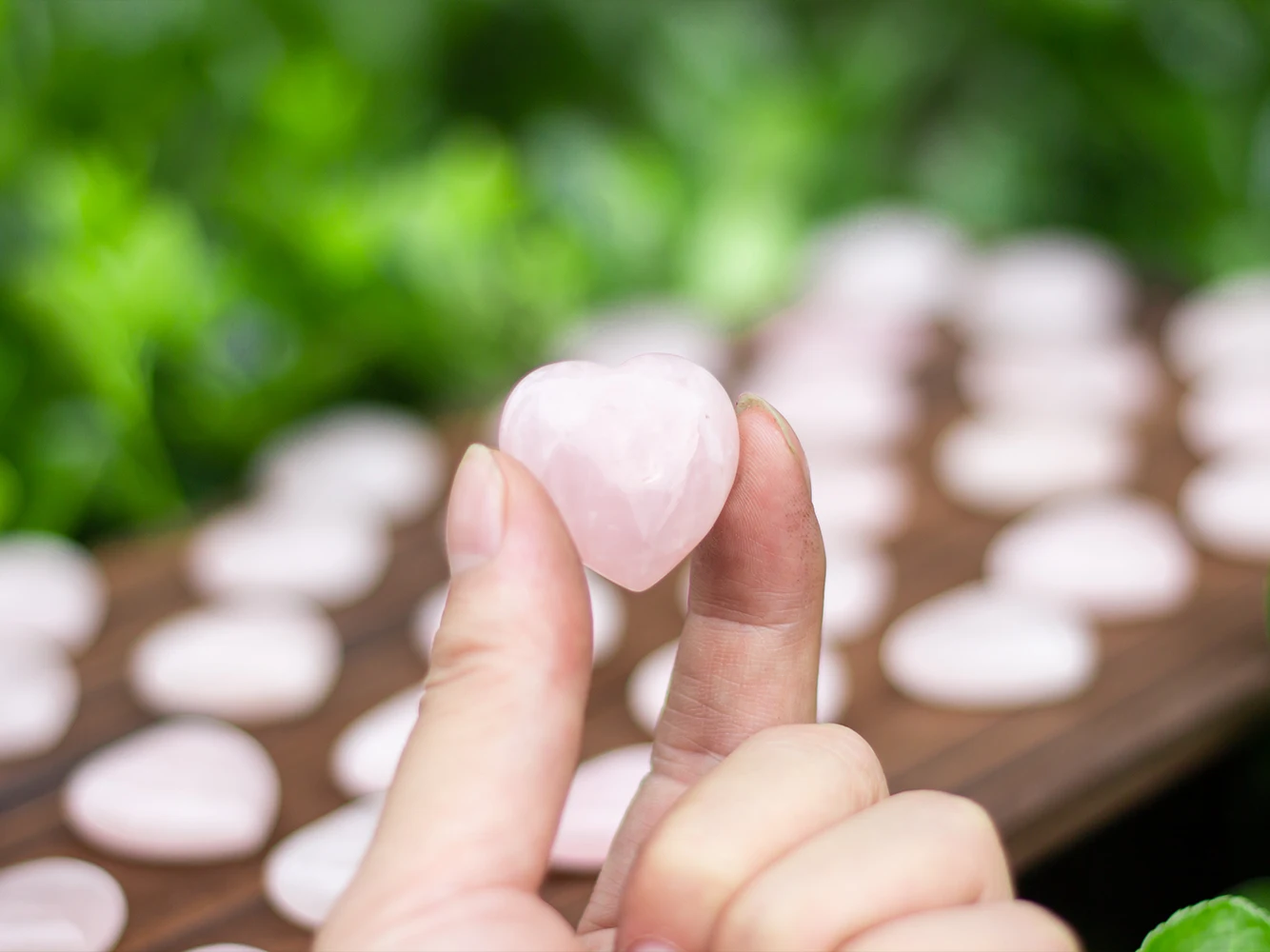 

30mm Rose Quartz Crystal Heart Healing Crystals Black Heart Love Crystal Stone Natural Reiki Worry Stones for Anxiety Relieve