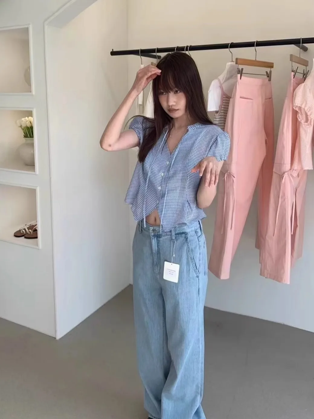 

Новинка лета 2026: Женская тонкая рубашка в корейском стиле Dongdaemun Tanat с коротким рукавом, в клетку, с V-образным вырезом, на пуговицах, свободного кроя