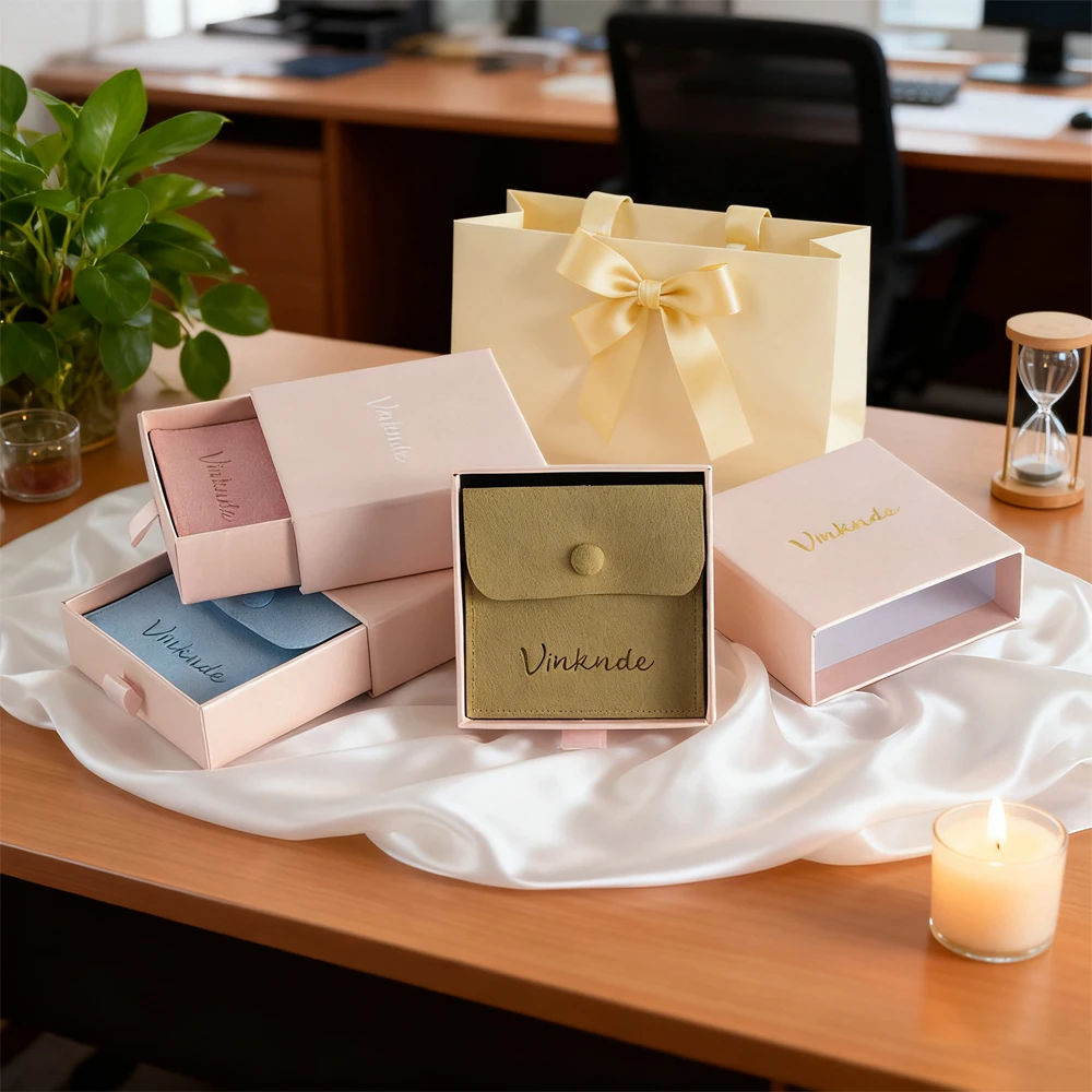 

Пользовательский логотип 9x9x3,2 см, ящик для драгоценностей, шкатулка из микрофибры, сумка-защелка, набор колец, серег, браслет, подвеска, коробки для хранения, органайзер для путешествий