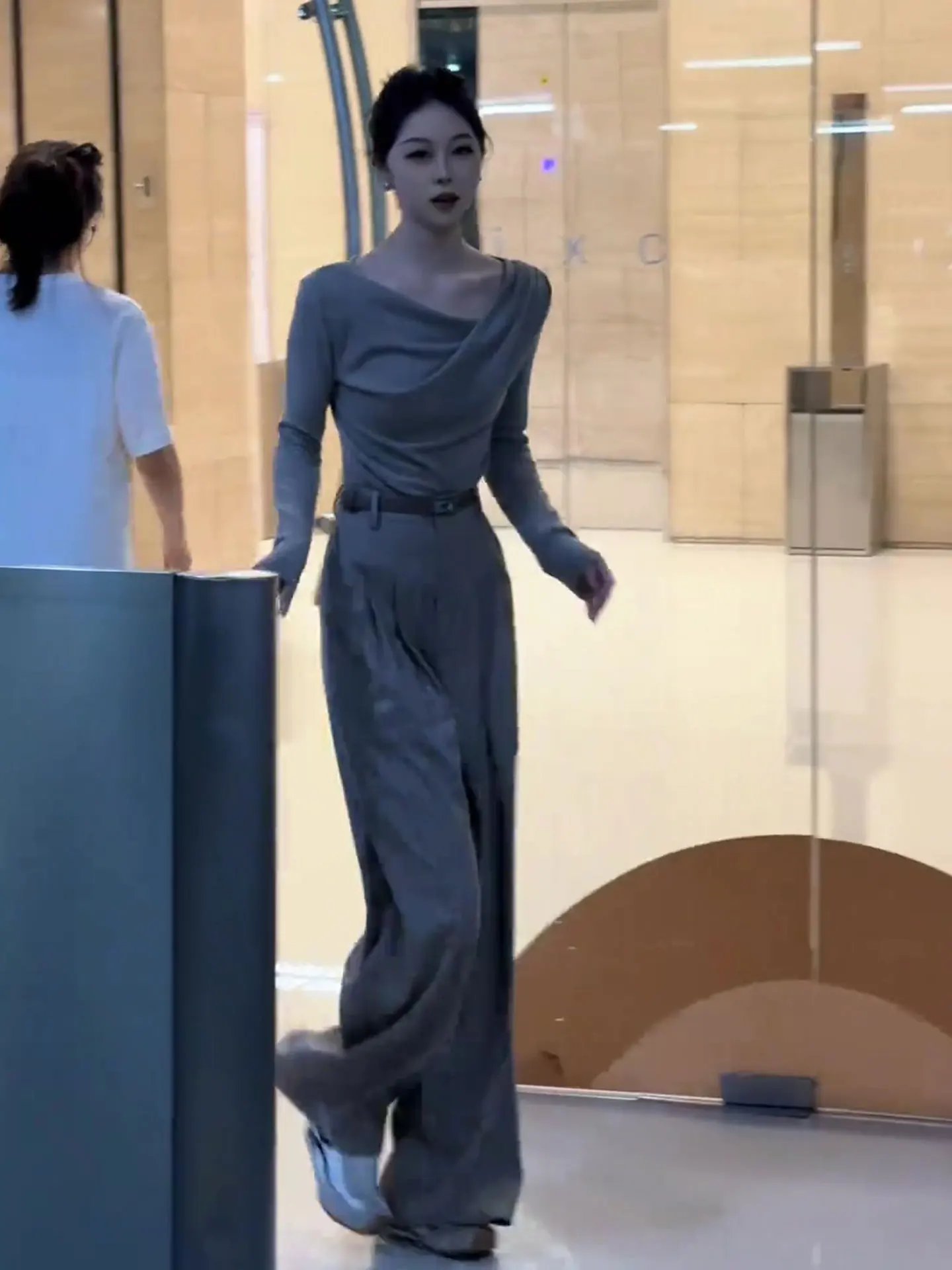 

Осенний комплект: брюки с высокой талией и широкими штанинами, топ с асимметричным вырезом на одно плечо и длинными рукавами. Стильный женский комплект из двух предметов.