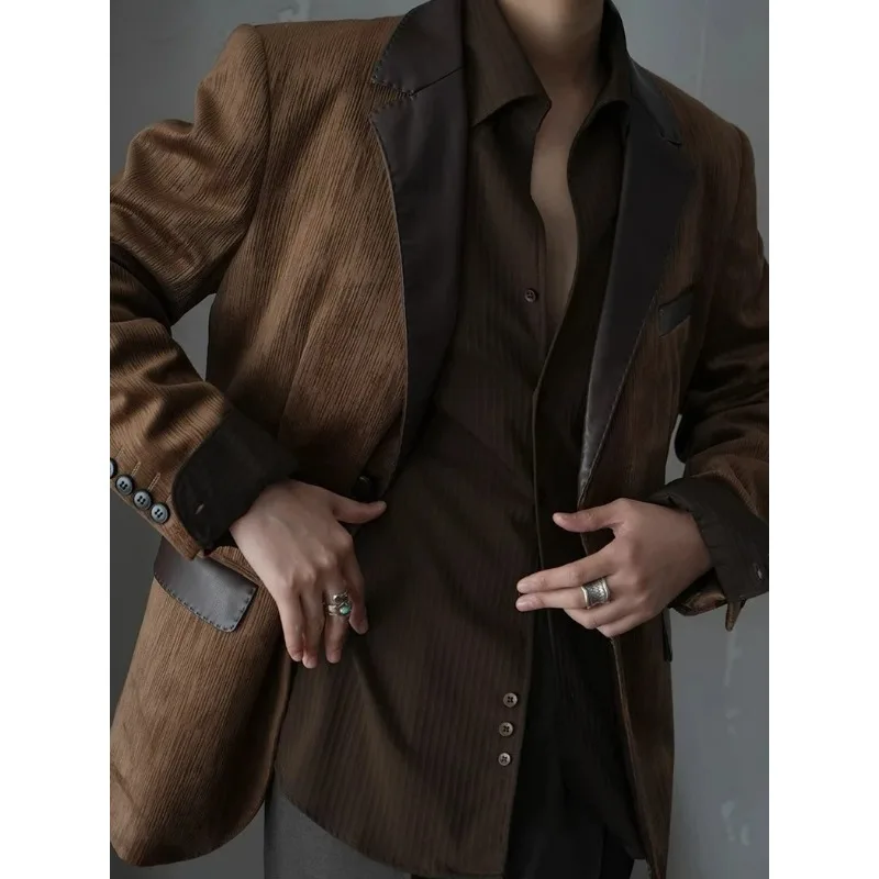 

Мужской коричневый вельветовый пиджак с кожаными вставками и рубашками
