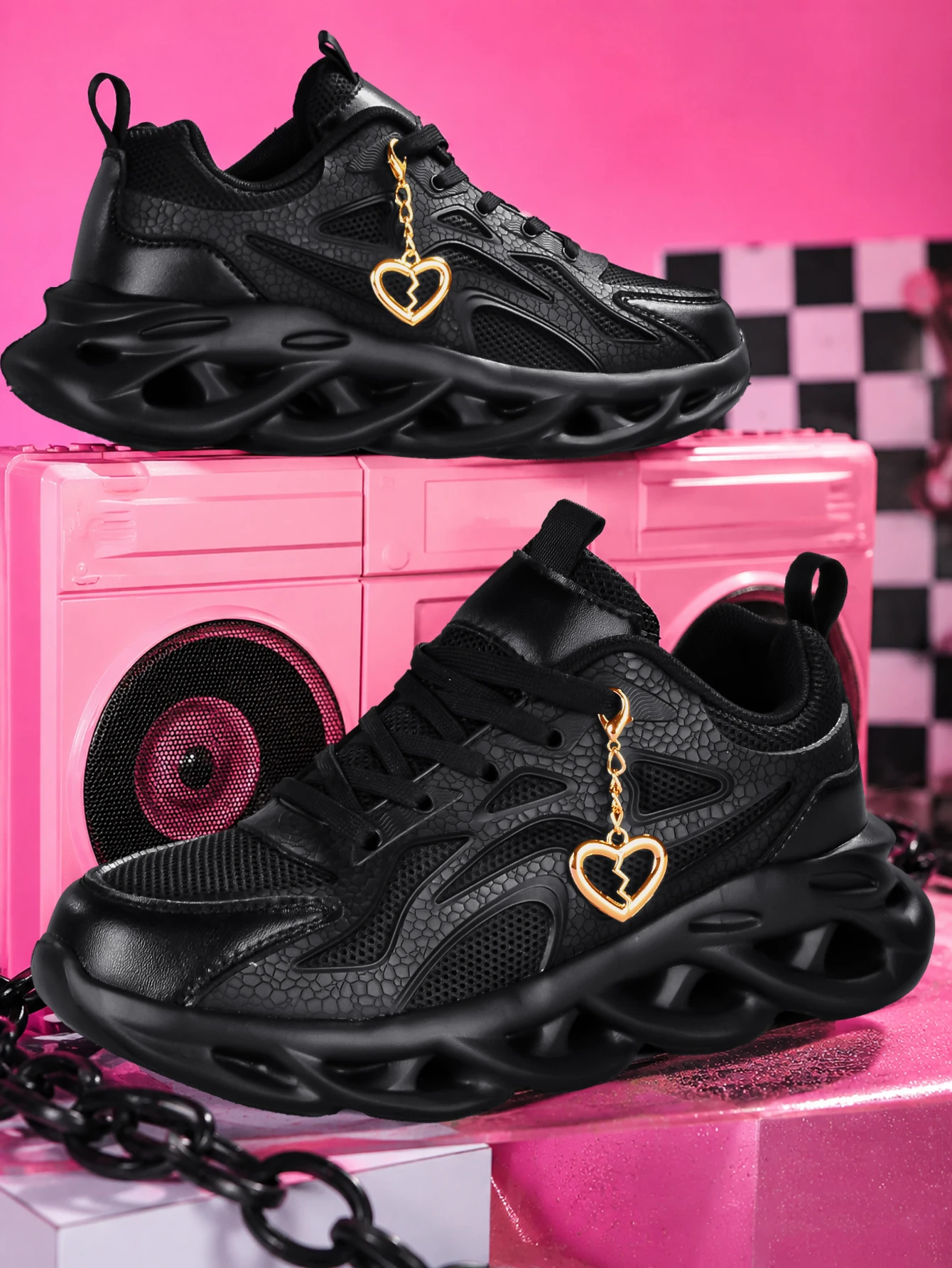 Zapatillas de mujer estilo 2026, nuevo estilo oscuro y dulce-cool, con suela gruesa y aumento de altura de 5 cm, tendencia subcultural urbana, zapatillas casuales versátiles, tela de malla transpirable con parte superior de cuero de textura agrietada, colgante metálico desmontable en forma de corazón dorado, diseño con cordones planos, suela de EVA con amortiguación y diseño de onda hueca, unisex, aptas para todas las estaciones, calzado de moda urbana para estudiantes y uso diario.