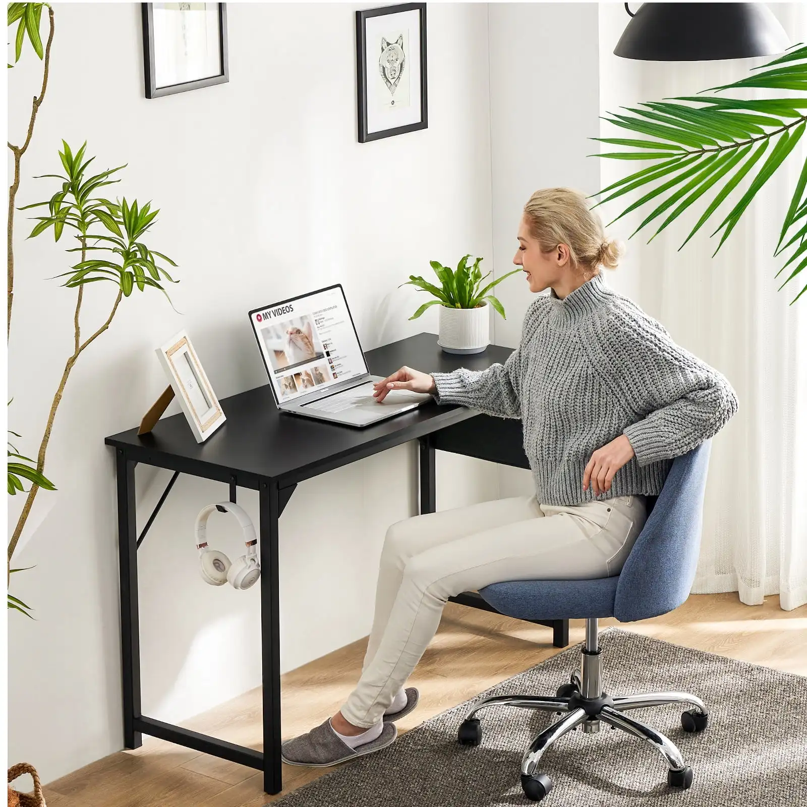 

31 Inch Computer Desk, Simple Farmhouse Style Writing Table for Gaming or Office Use, Ideal for Small Spaces, Black