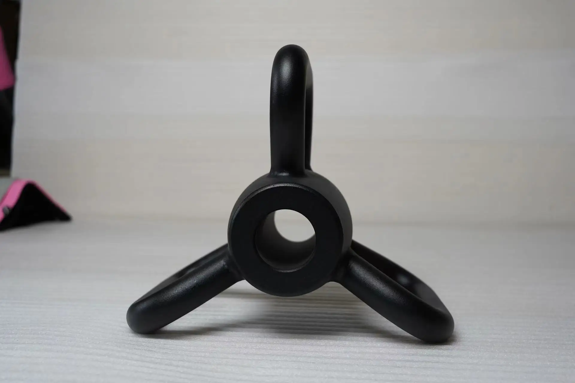 Hot-selling New Three Handle Kettlebell, Weight Colors Can Be Customized on Request, Including Handle and Pot Body Styles.