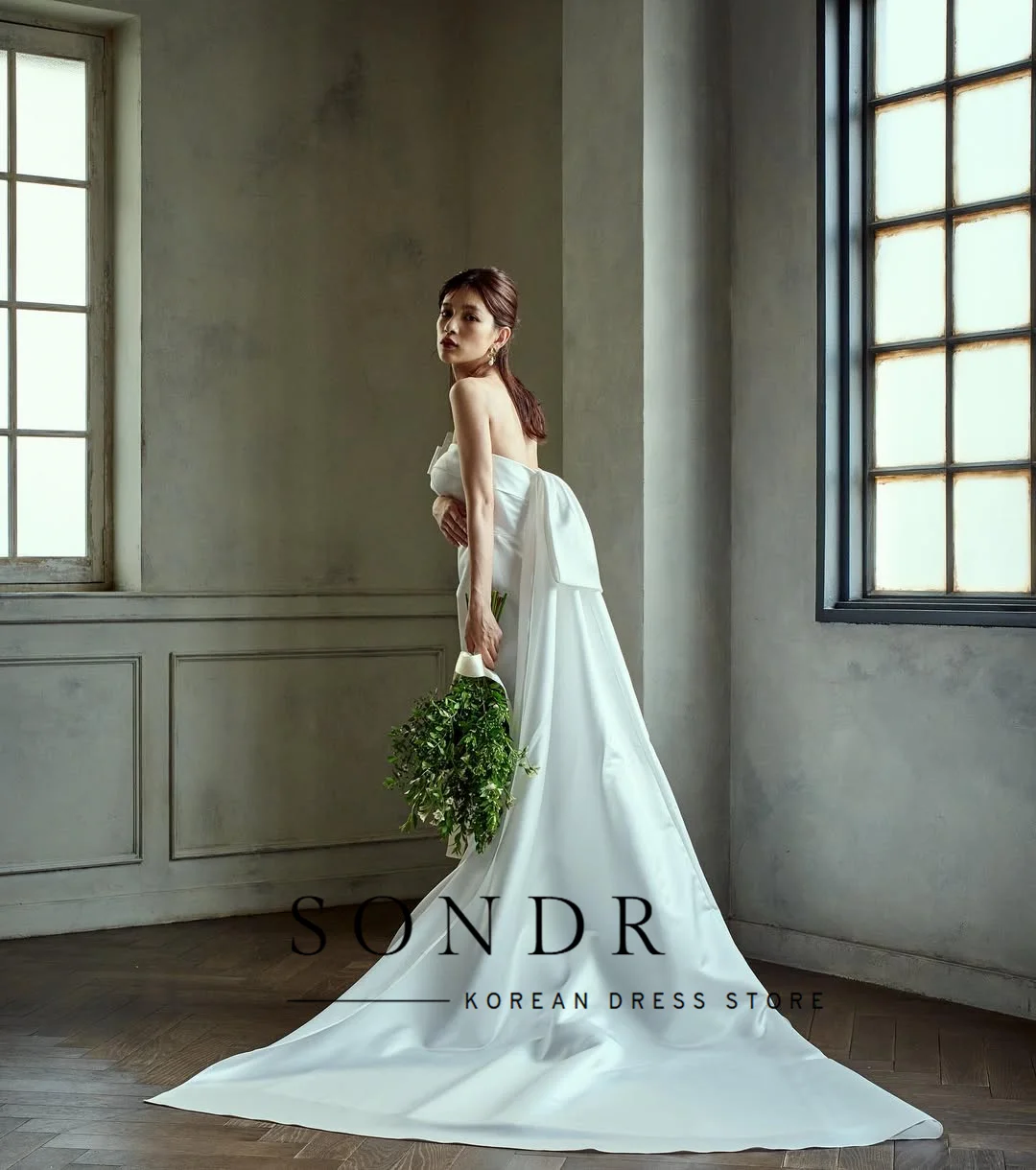 Sondr Vestidos de novia sencillos japoneses Vestido de novia de satén sin tirantes con tren Personalizado エンレ