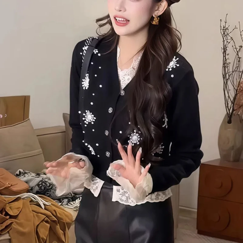 Primavera otoño nuevo cuello en V manga larga suéter de moda mujer High Street Casual bordado bengalas Patchwork botón Chic Cardigan