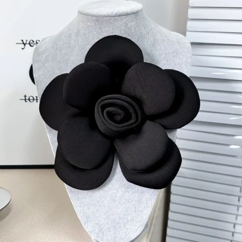 Ręcznie robione broszki z kwiatem kamelii 22CM Elegancka modna torba na stanik Odznaka ślubna Szpilki do klapy dla kobiet Akcesoria