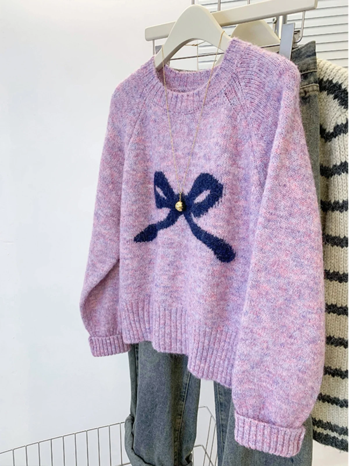 เสื้อไหมพรมถักทรงกลมแบบผูกโบว์ แฟชั่นสำหรับผู้หญิง ฤดูใบไม้ร่วง ฤดูหนาว รุ่นใหม่ ทรงเข้ารูป ใส่ได้หลากหลาย เป็นเสื้อตัวใน ทันสมัย