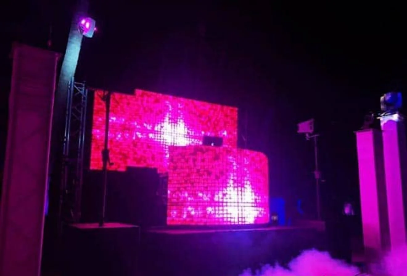 Volledig kleurenscherm 7680Hz HD LED videowall binnen/buiten verhuur evenementen kerkpodium modulair LED display scherm