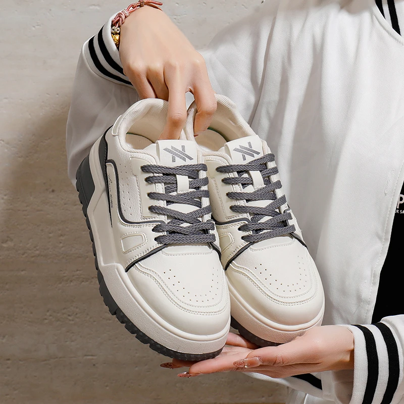 شانغ شي حذاء أبيض صغير سوليد سميك للنساء 2025 ربيع وصيف جديد عالي الجمال متعدد الاستخدامات الارتفاع زيادة أحذية المجلس