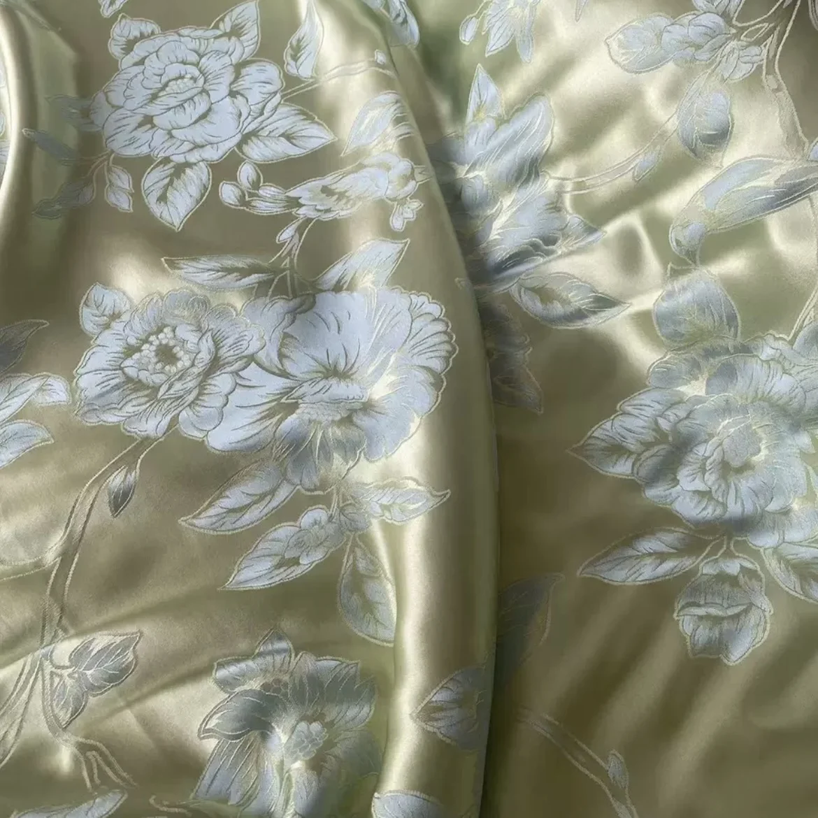 

Hot Sale Big Flower Design Cheapest Price Great Quality Ready Goods Factory Direct Silk Jacquard Fabrics for Clothing Costume