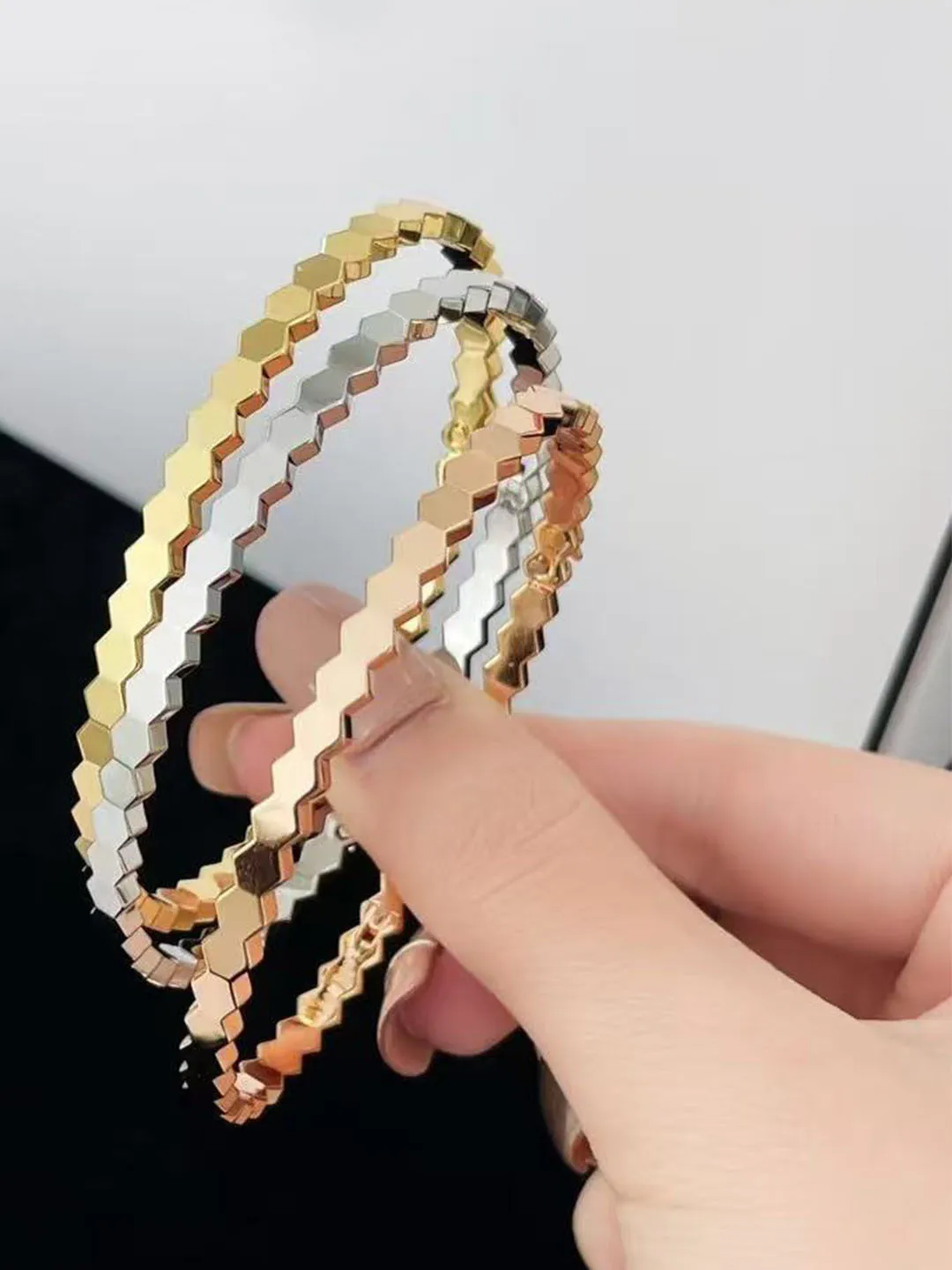 

Fashionable Rose Gold Diamond Bracelet Women's V Gold Half Diamond Luxury Sensation Hand Jewelry WEZOO Elegant Wrist Accessory