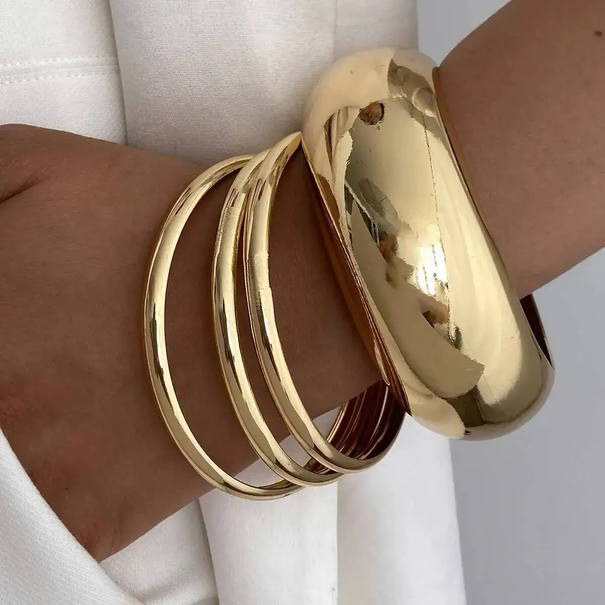 SHIXIN 4 قطعة/المجموعة الشرير تكويم الإسورة المستديرة الذهب اللون أساور واسعة للنساء سطح أملس إسورة معدنية مجوهرات الأزياء جديد #1