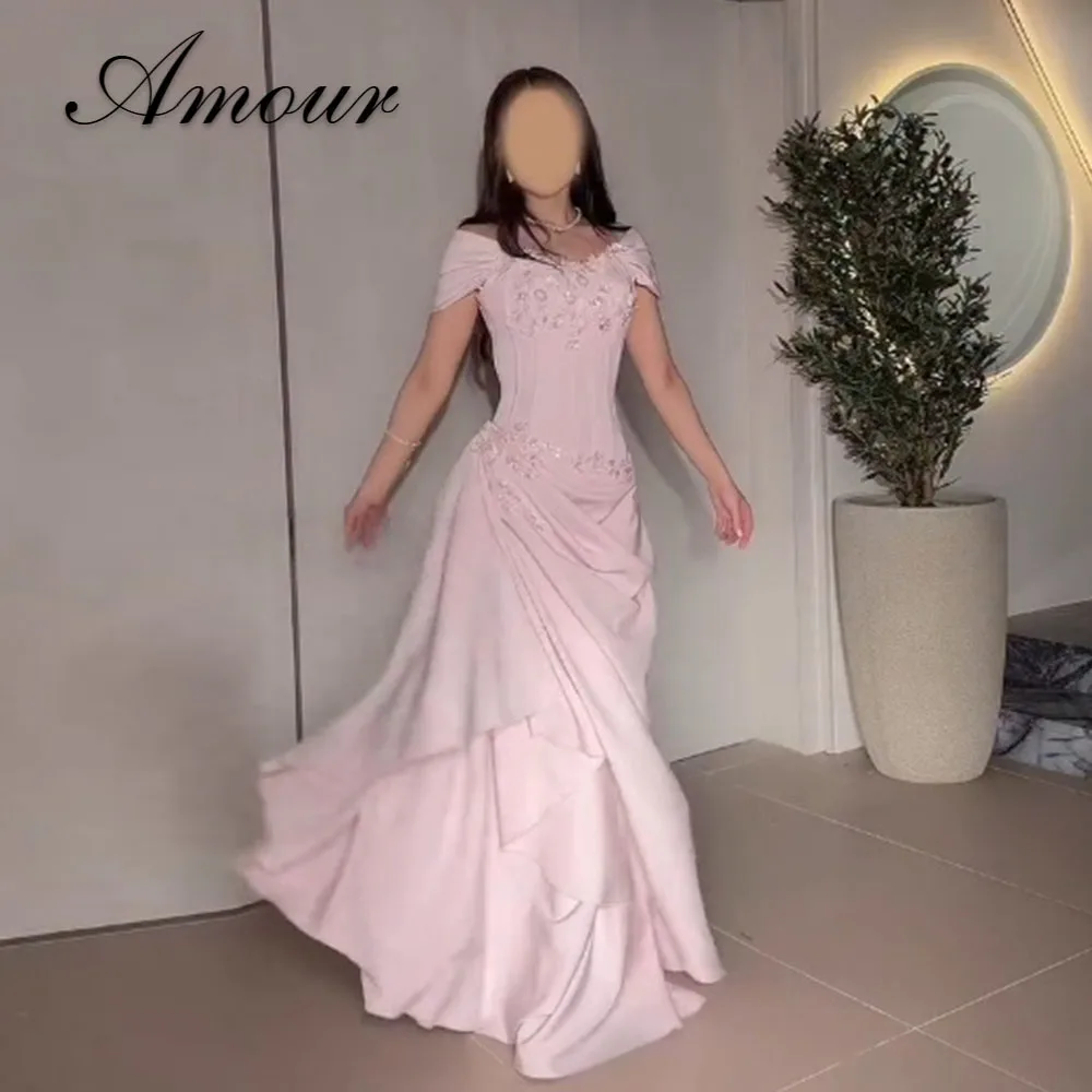 Amour Saudi Luxuriöses Rosa Maßgeschneidertes Schulterfreies Perlenbesetztes Plissiertes Bodenlange Ärmellose Elegante Party-Abendkleider 2026