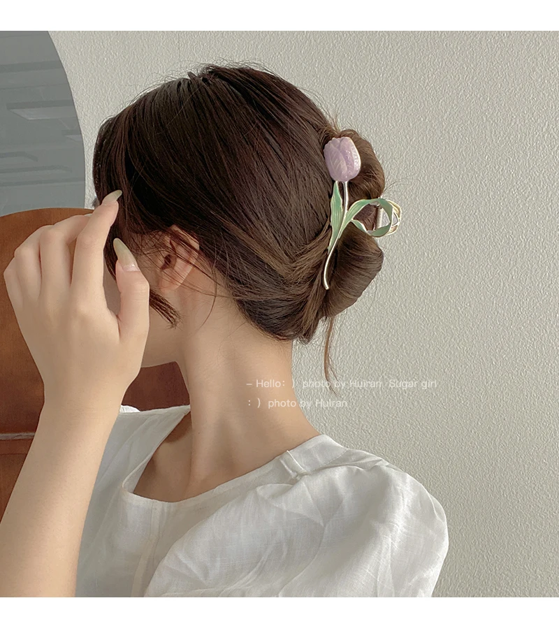 Рисунок 6 - Маленький свежий трехцветный тюльпан