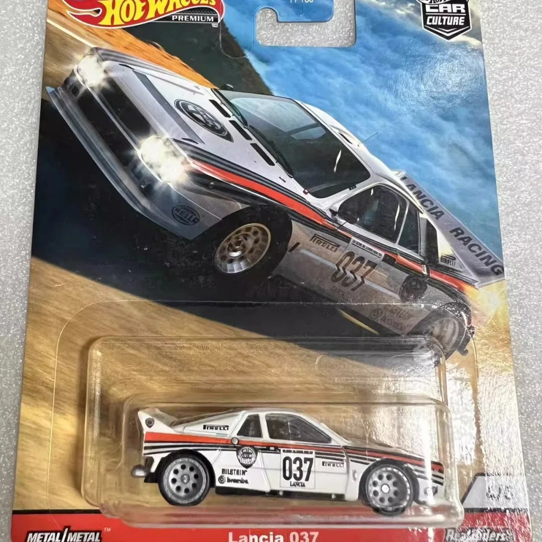 

Hot Wheels Premium 16 Bugatti Chiron Diecast Car Car Culture Exotic Envy Real Riders Metal Base Rubber Tires For Collectors