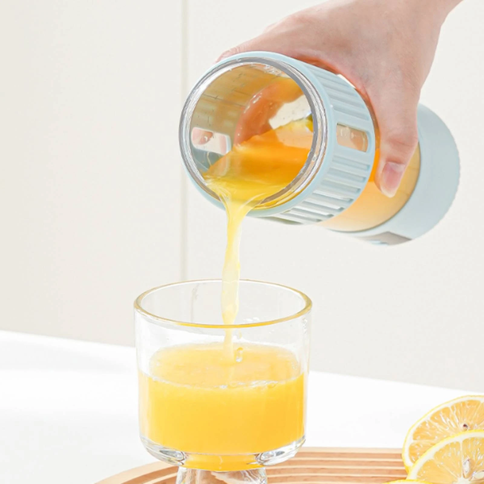 Portable Electric Juicer Cup Personal-Size Juicer Cup with Carry Loop Portable Blender Lightweight Juice Blender