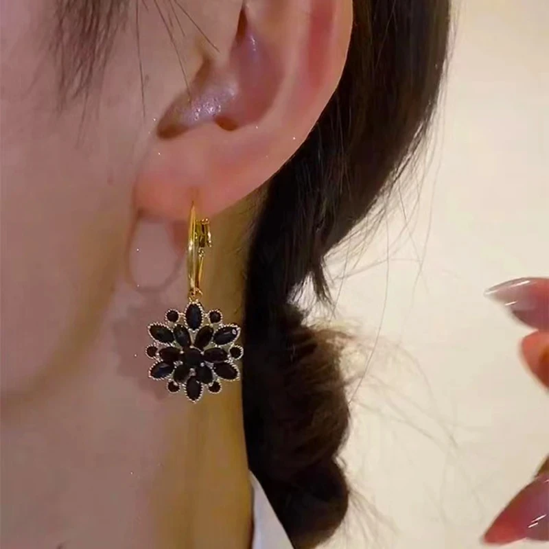 2024 Trend Double-layered Black Flower Pendant Gold Color Earrings for Women Fashion Simple Girls Wear Daily Jewelry Party Gift