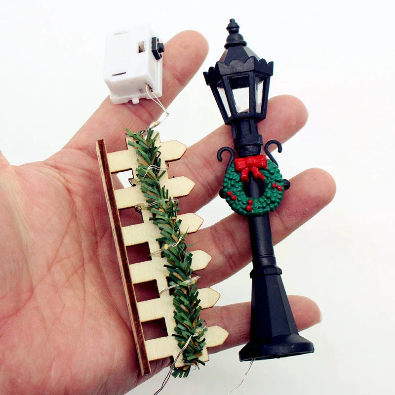 1/2 Sets of Dollhouse Appropriate Mini Street Lamps with Festive Wreaths for Micro Landscape Decor or Kids Play
