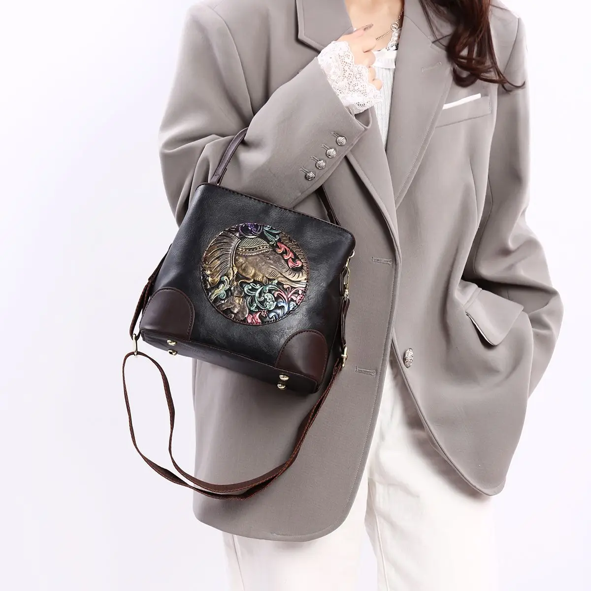 Fashionable and Versatile Ethnic Relief Bag 2025 Retro New Crossbody Large Capacity Middle-aged Mother Single Shoulder Bucket