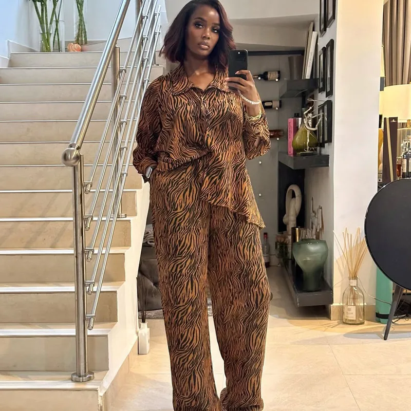 

Модный повседневный комплект из и брюк с принтом зебры, длинный воротник-свеч, полиэфирная ткань, коллекция лета 2025 г.