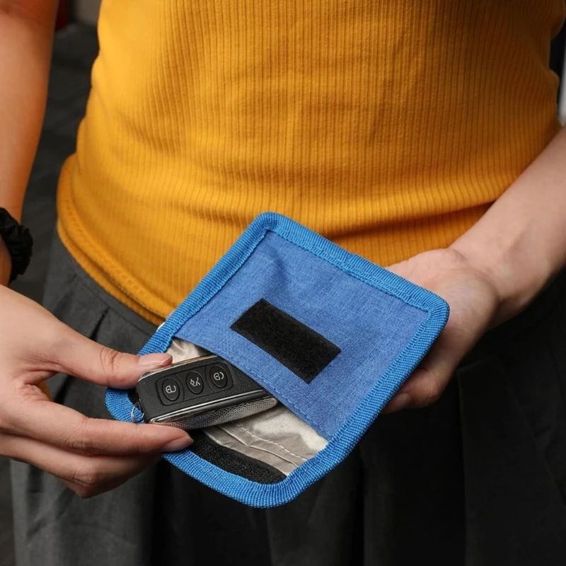 Card Storage Wallet with Signal-Reducing Design, Canvas Outer Fabric and Fold-Over Closure for Daily Bag Organization D7YA