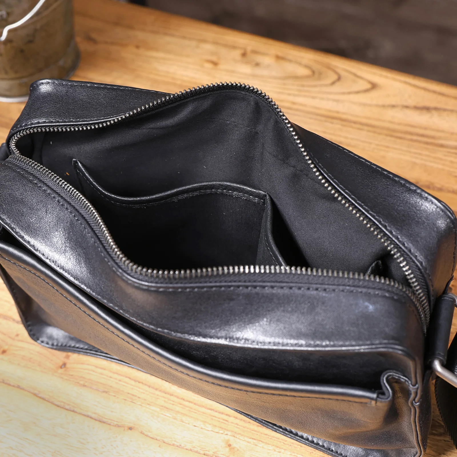 Oberschicht aus pflanzlich gegerbtem Echtleder, Herren-Umhängetasche, Crossbody-Tasche, lässiger, modischer, minimalistischer Stil – Detail 17