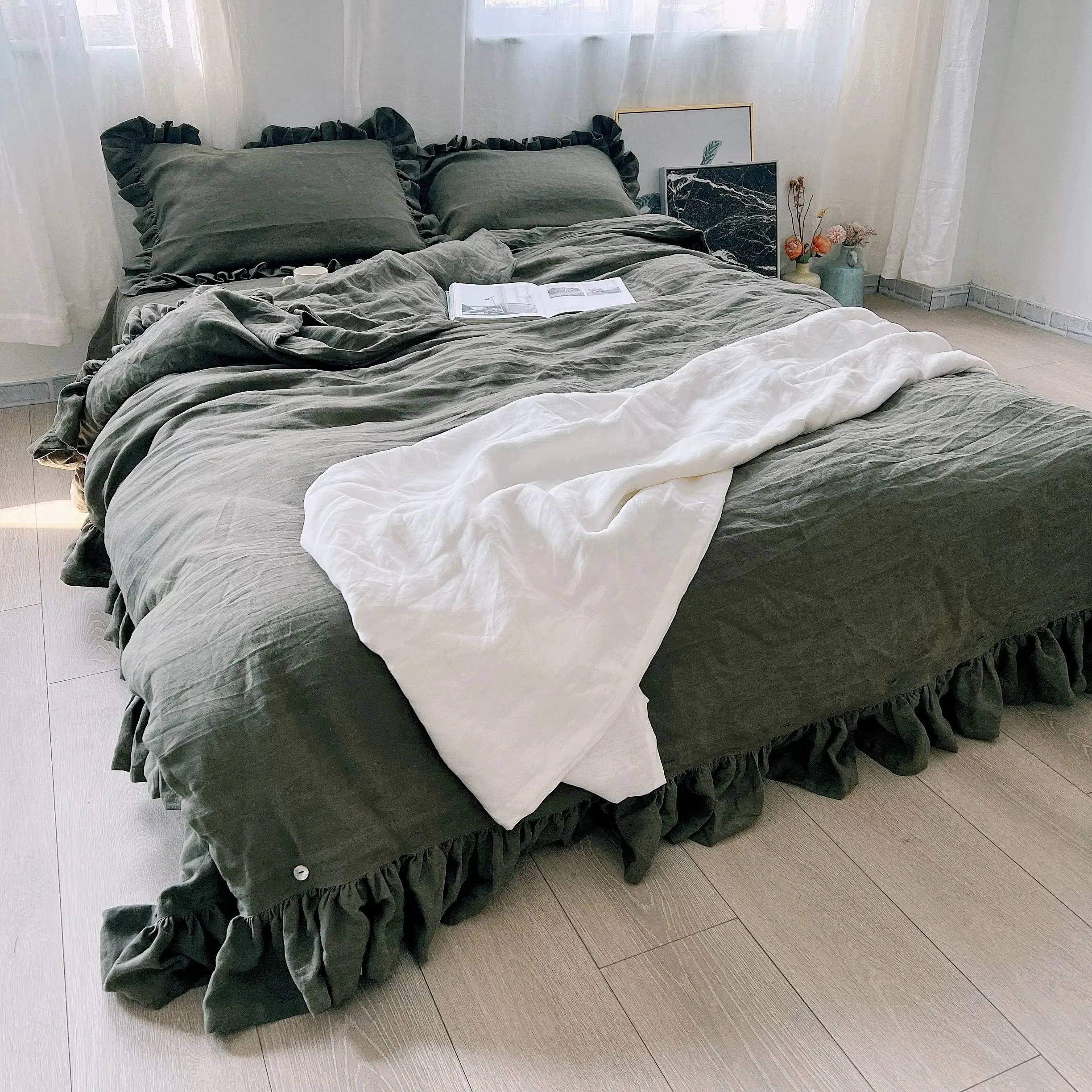 

Набор из четырех предметов из конопли цвета хаки с зелеными рюшами