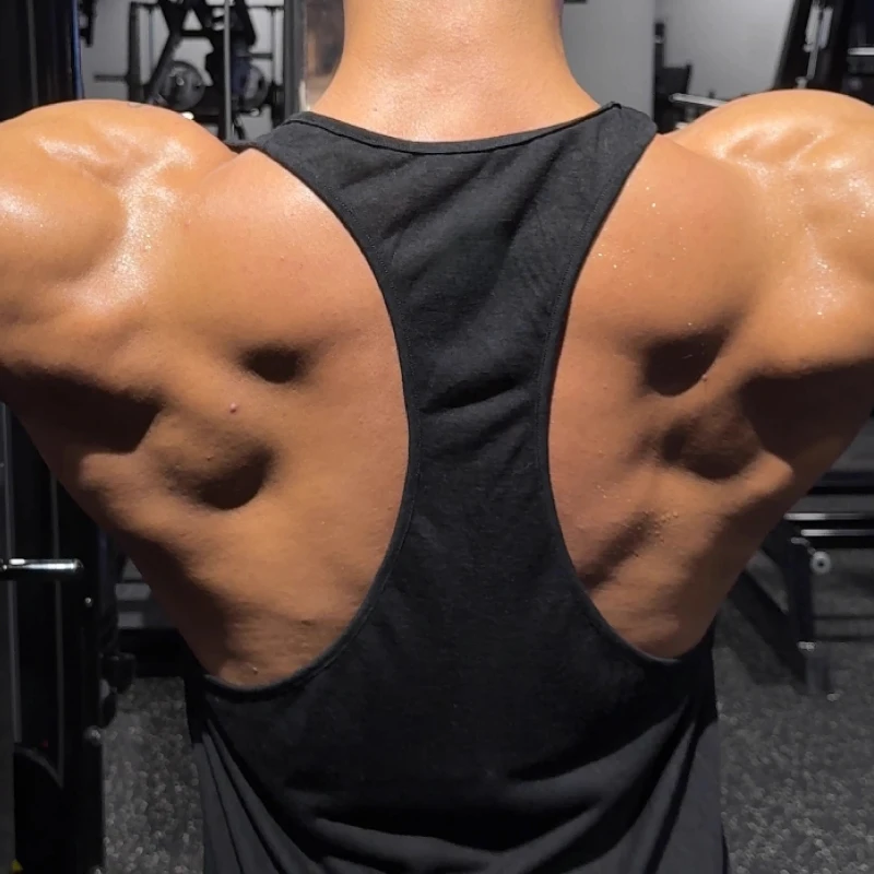 남성용 운동용 스트링어 탱크탑, 몸매를 돋보이게 하는 짐 베스트, 보디빌더, 피트니스 애호가 및 운동 애호가를 위해 디자인됨