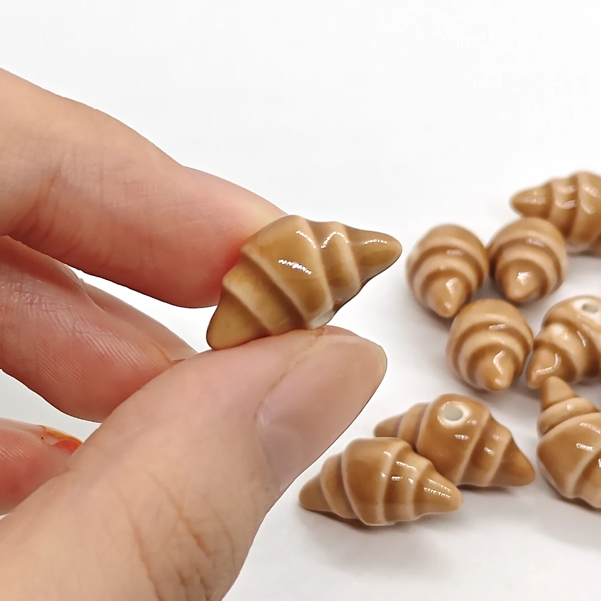 20MM 4/8 Stück Braune Croissant-Keramikperlen Französischer Bäckerei-Anhänger für Boho-Schmuck, Halsketten, Armbänder, Bastelzubehör, Geschenk – Detail 2