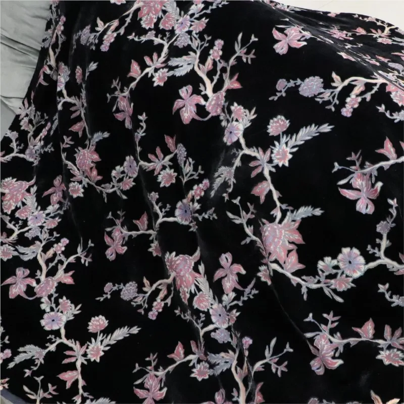 ชุดนอนผ้าไหมพิมพ์ลายกำมะหยี่ทอลายแบบมีลายขุ่นและลายไหมพรมแบบเผา