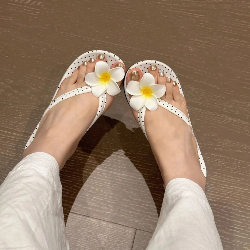 

Cute Summer Flower Slipper Elegant Polka Dot Women's Sandals Beach Vacation Flower Flip Flops Household