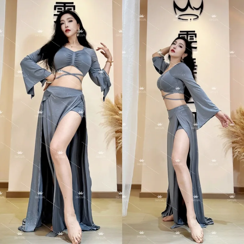 زي الرقص الشرقي المخصص لممارسة الرقص الشرقي باللون الفضي والرمادي وأكمام شق صغيرة واسعة مع تنورة طويلة بشق مزدوج