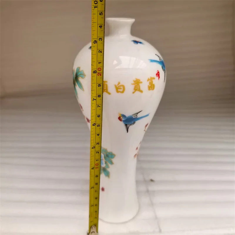 مزهرية من البورسلين الصيني القديم مع زهرة وردية ونمط طيور تصميم الحظ عنصر ديكور آسيوي تقليدي