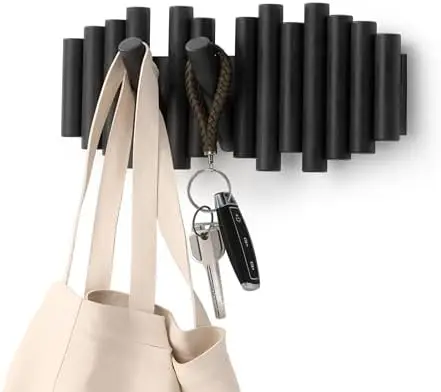 

Настенная вешалка для одежды Picket с 5 крючками – черная, современная, с выдвижными деревянными вешалками