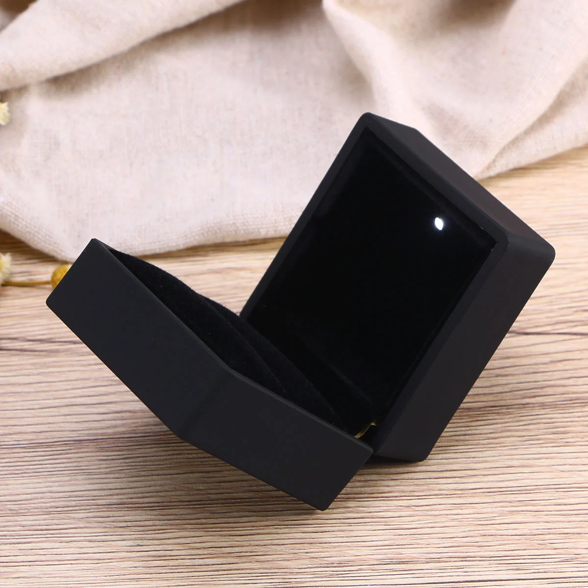 

1Pcs Elegant LED Lighted Jewelry Ring Box Black Compact Proposal Gift Case for Valentine's Day Anniversary Present