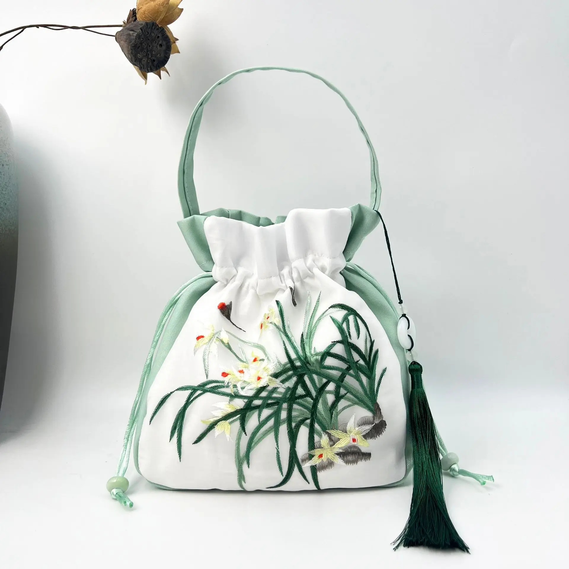 Bolso retro bordado de estilo chino Hanfu emparejado con bolso cruzado bordado de mano bolso de estilo antiguo con cordón versátil B5