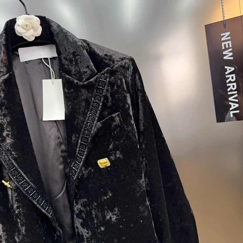 2025 الخريف المتخصصة مشبك معدني ثقيل سستة مطرز كم طويل المخملية السترة معطف المرأة ركاب الأعمال سترة سوداء