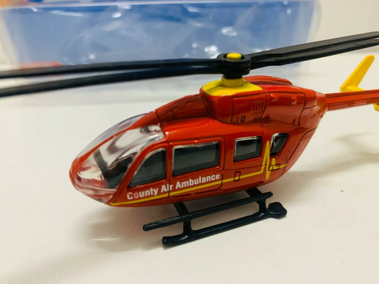 Siku 1647 County Air Ambulance Helicopter 1/87 Scale Metal + Plastic Parts Gift