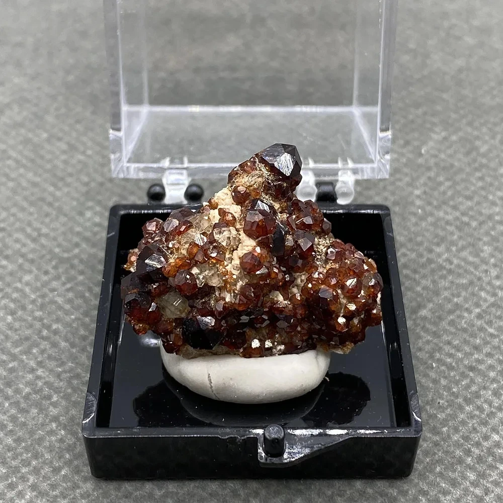 100% Natural Garnet Gemstone Mineral Specimen Collection  + Box size:35*35*35mm