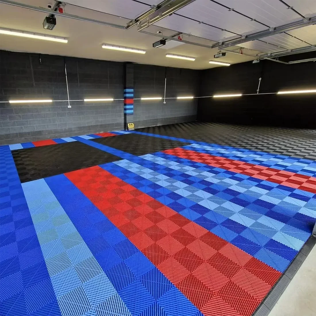 Automotive Modular Floor Plastic Garage Floor Tiles Car Repair Workshop Interlocking Floor Covering