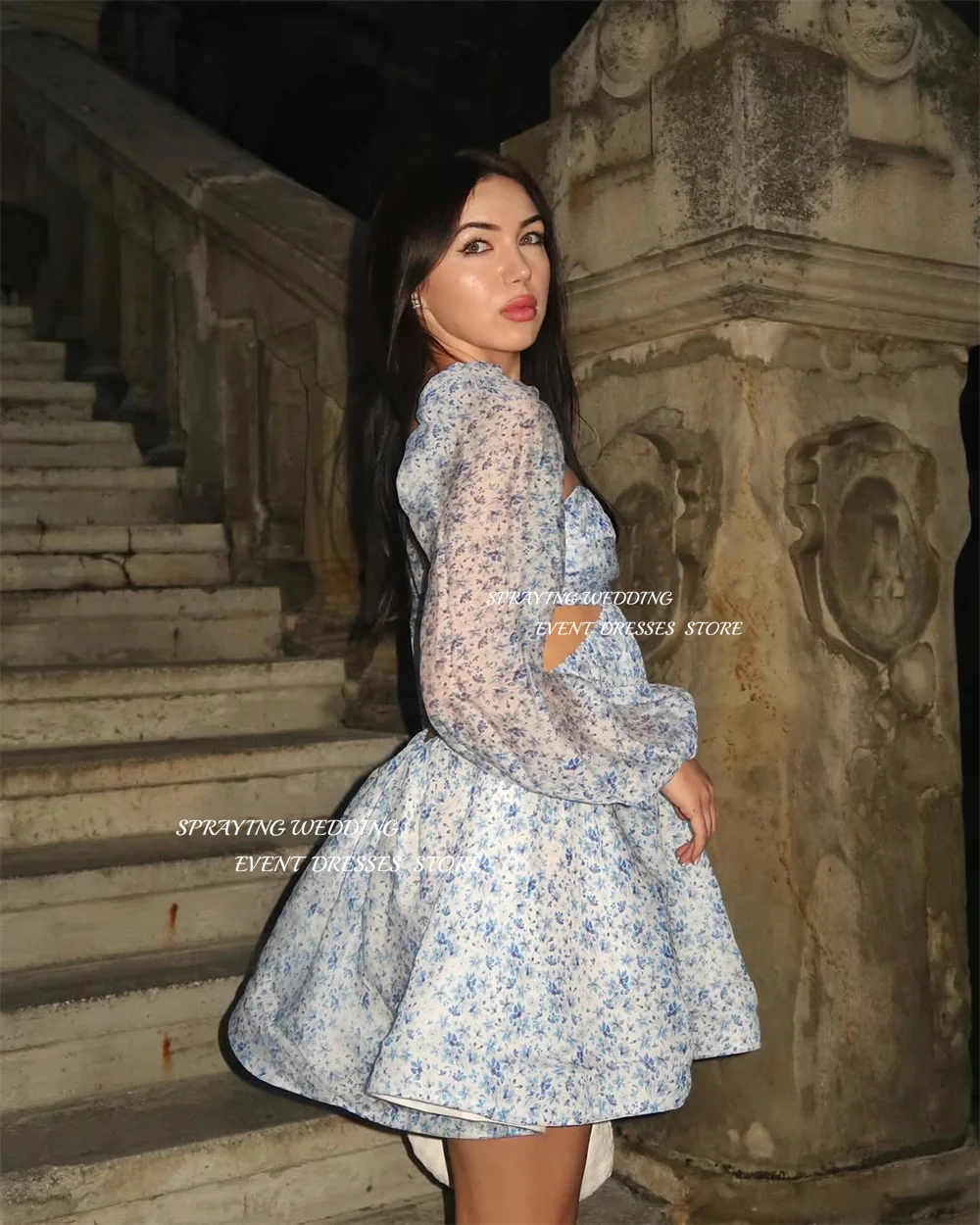 فستان حفلات صغير مطبوع عليه زهور زرقاء على شكل قلب وأكمام طويلة فستان حفلات مثير قصير للمناسبات الرسمية حسب الطلب 2025