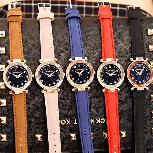 Un regalo lujoso de un reloj de mujer sencillo, estrellado, moderno, moderno y elegante.