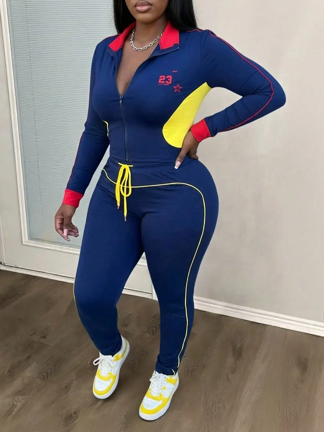 

Комплект из двух предметов больших размеров: темно-синий с цветными вставками, на молнии, с принтом звезд и желтыми акцентами, для уличного стиля