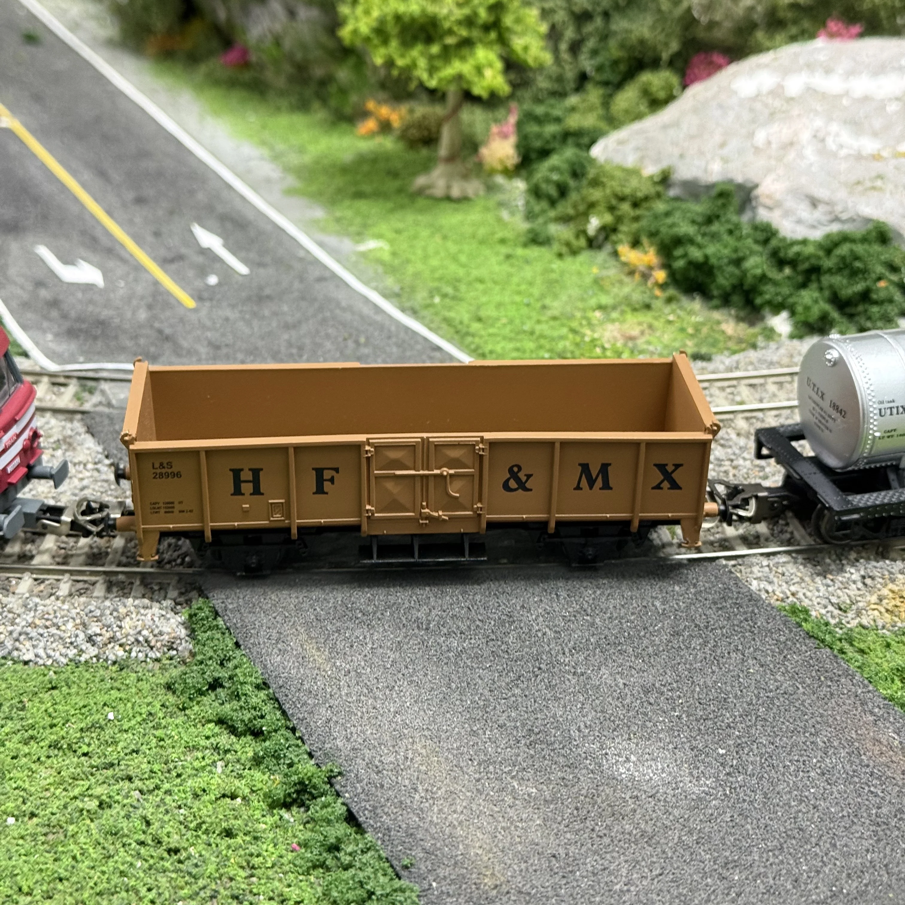 

HO Scale 1:87 Model Train Open Wagon with Metal Knuckle Coupler Side Door Hinges Classic Sand Table Accessories Collectible Gift