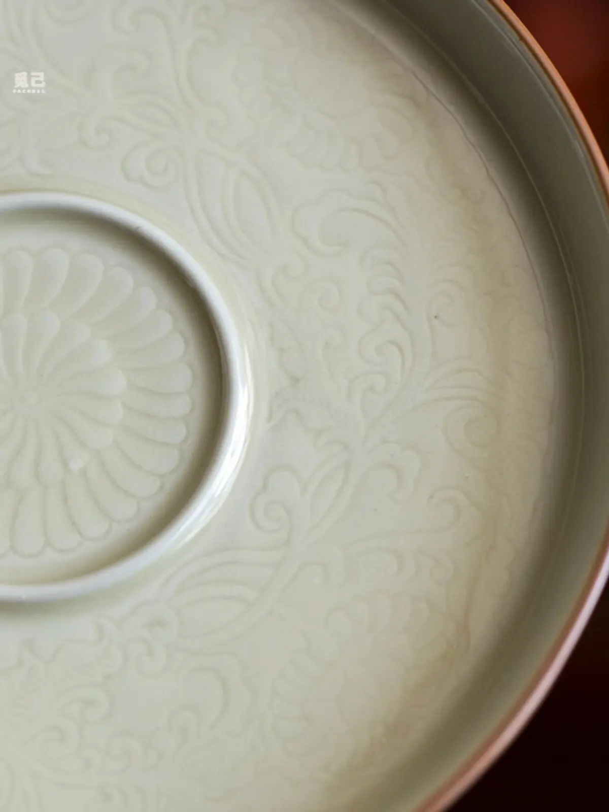 Honey Glaze Scroll Teapot Stand, Ceramic Dry Brewing Tray and Gaiwan Pot Rest for Tea Ceremony, Tasting and Table Display