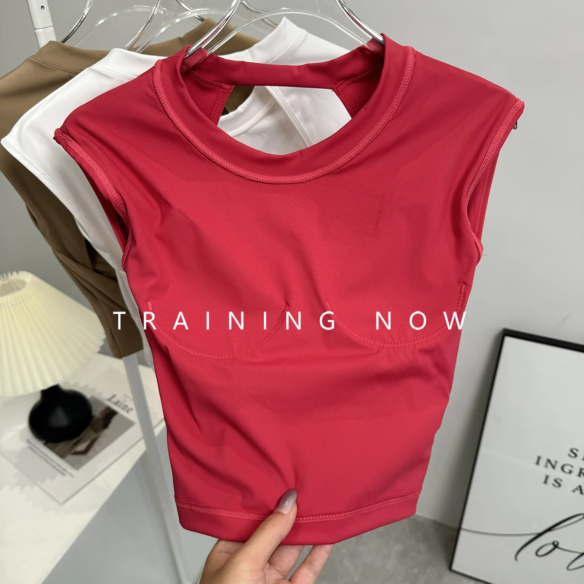 

Сексуальный жилет для йоги с фиксированной чашкой и открытой спиной, весенне-летняя короткая спортивная футболка для бега, тонкий фитнес-костюм без рукавов