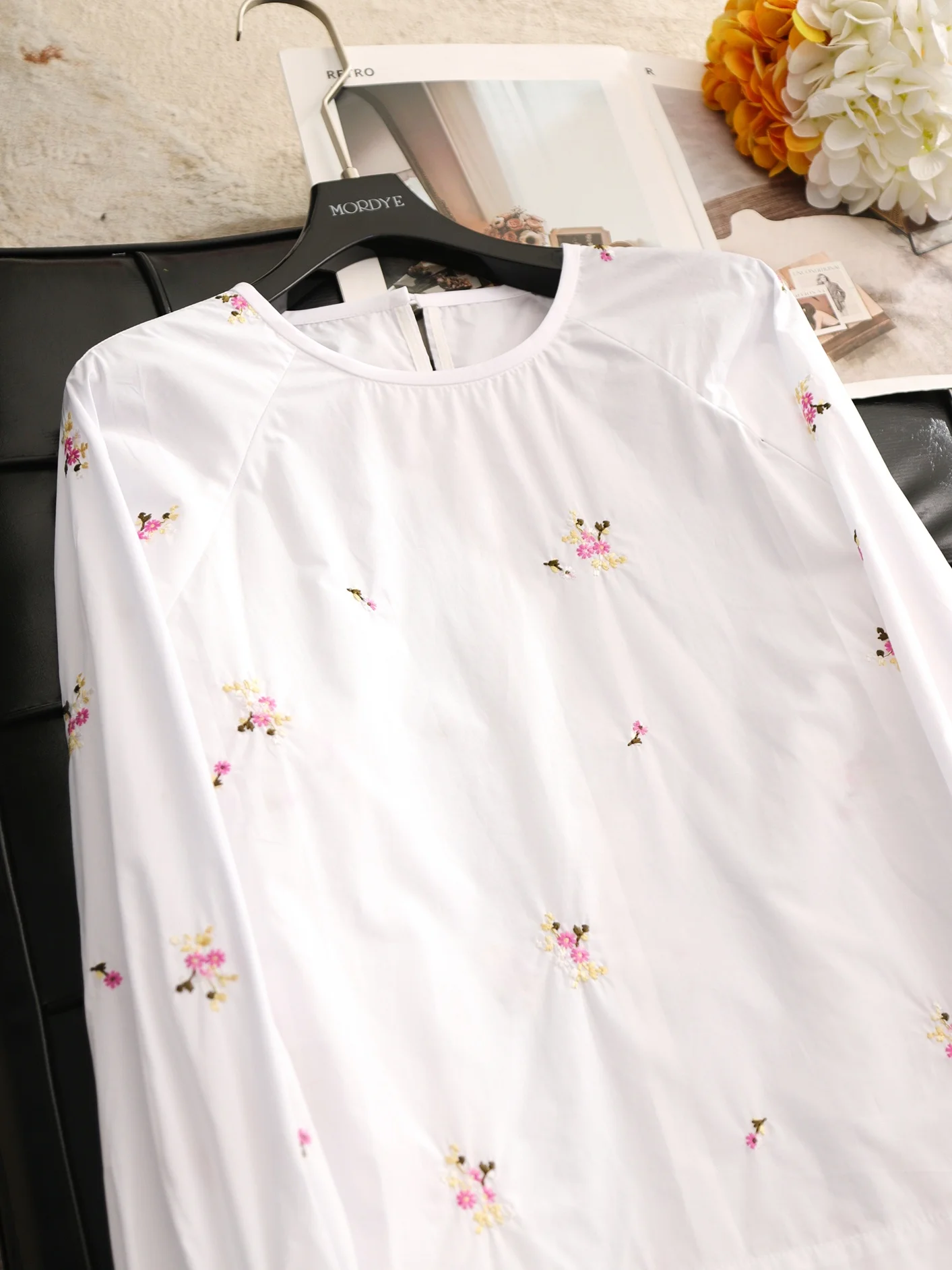 

Красивая вышитая хлопковая рубашка свободного кроя с длинными рукавами, круглым вырезом, вставками на плечах и цветочным узором в китайском стиле для женщин