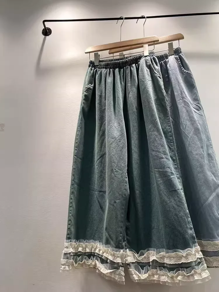 

2025 милая одежда в стиле Лолиты, модные джинсовые брюки с эластичной резинкой на талии и кружевом в стиле пэчворк для женщин, осенние мягкие джинсовые широкие брюки