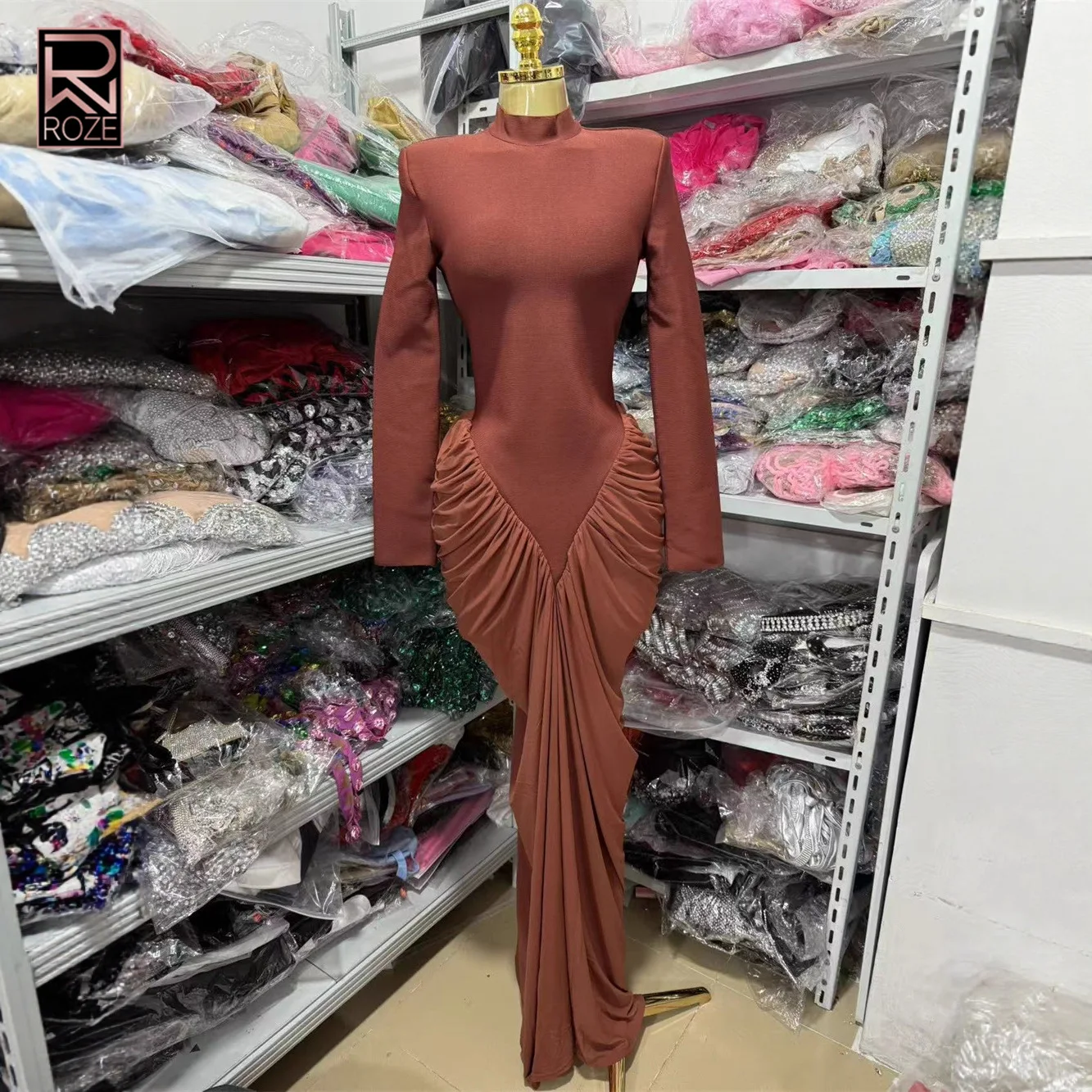 

Облегающее платье макси с воротником-стойкой — длинный рукав и рюшами, офис для вечера